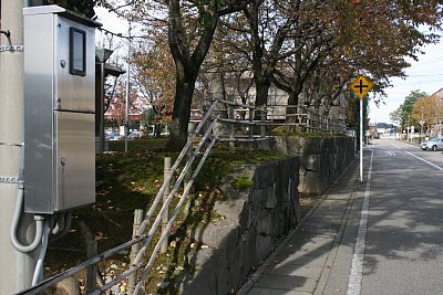 寺家新屋敷館を囲む石垣