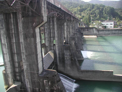 左岸から堤体を見る