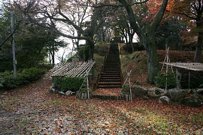 駒利山への階段