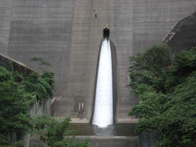 常用洪水吐からの放水