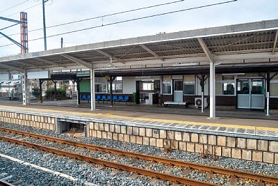 ホームと駅舎