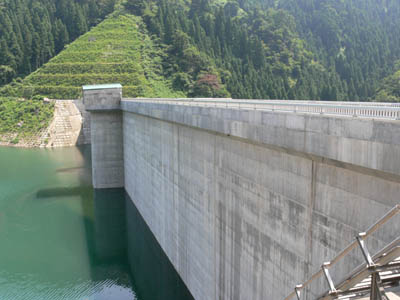 右岸上流から堤体を見る