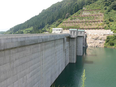 左岸上流側から堤体を見る