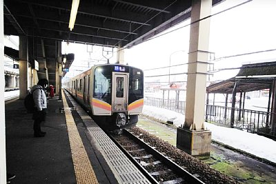 E129系電車が停車しました