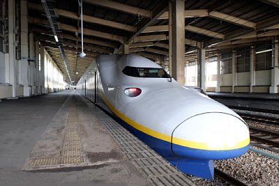 新幹線E2系が停車しています
