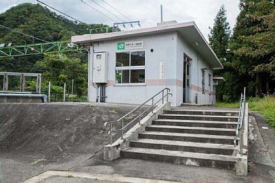 駅舎とホームは少し高い位置にあります