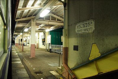 夜のホームに列車が停車しました