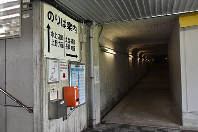 地下ホームへの通路