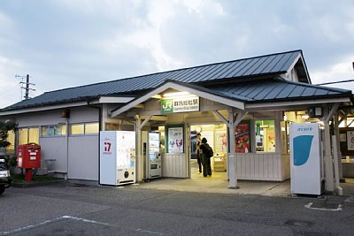 駅の入り口には自動販売機がいくつもあります