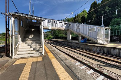 ホームと跨線橋