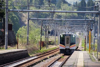 E129系電車が停車します