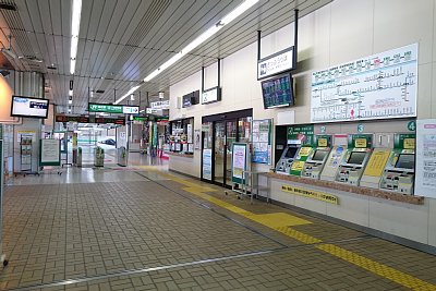 改札口と券売機、みどりの窓口