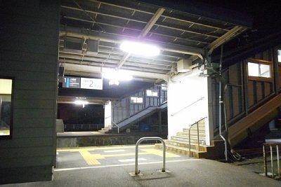 夜のホーム