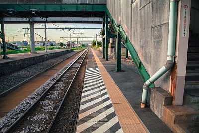 ホームと跨線橋