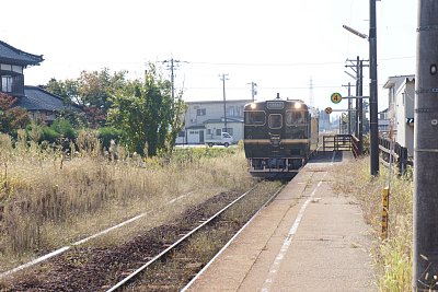 高儀駅を通過するべるもんた