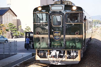 新高岡駅に入線するべるもんた