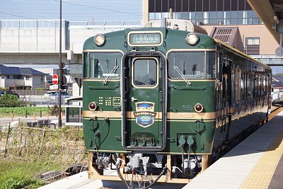 新高岡駅に停車するべるもんた