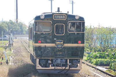 新高岡駅を発車するべるもんた