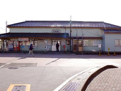戸出駅前