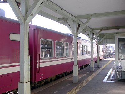 戸出駅に停車する列車