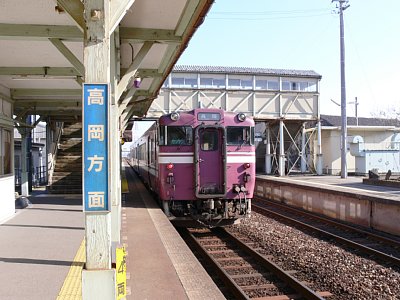 ホームに停車するキハ40系