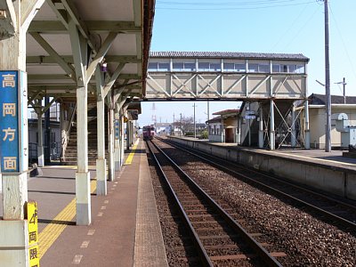 戸出駅は相対式2面2線ホームです