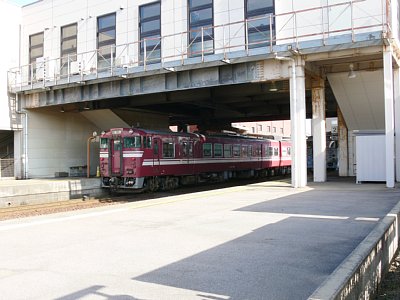 砺波駅に停車する普通列車