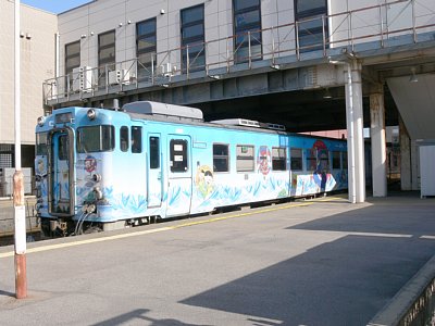 砺波駅に停車する忍者ハットリくん列車