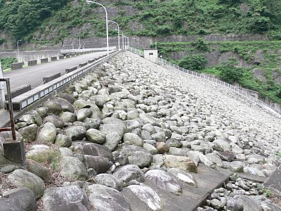 角川ダム全景