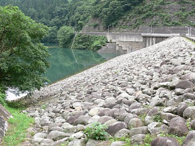 右岸からダム湖側を見る