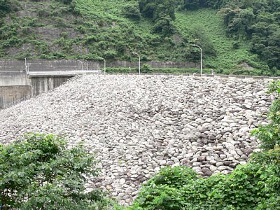 右岸からダム湖側全体を見る