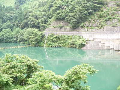 ダム湖の水はエメラルドグリーンです