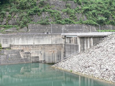 右岸から堤体を見る