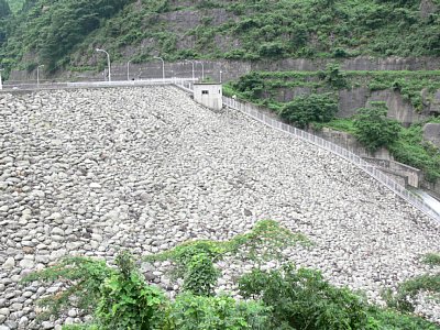 右岸から堤体左岸側を見る