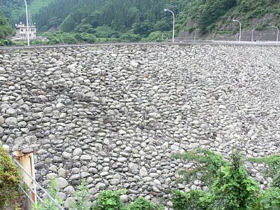 右岸から堤体右岸側を見る