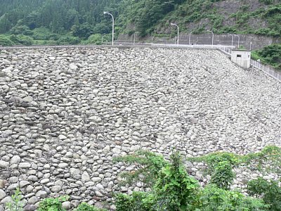 右岸から堤体を見る