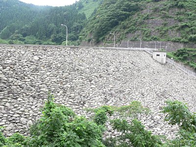 右岸から堤体全体を見る