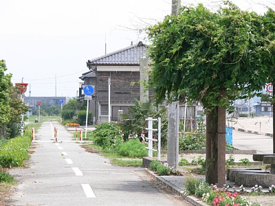 四日町駅跡は自転車道の休憩所になっています