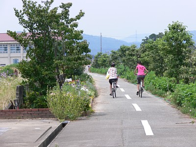 駅跡周辺は自転車道の休憩地点となっています