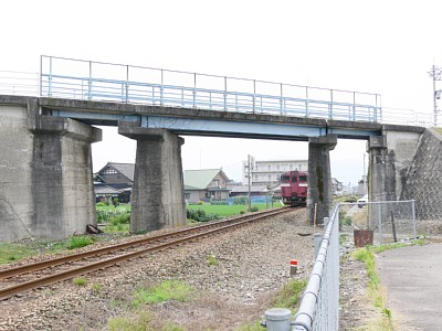 加越線最大の遺構 城端線の上をまたぐ跨線橋