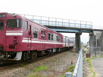 城端線列車が跨線橋の下を通過しました