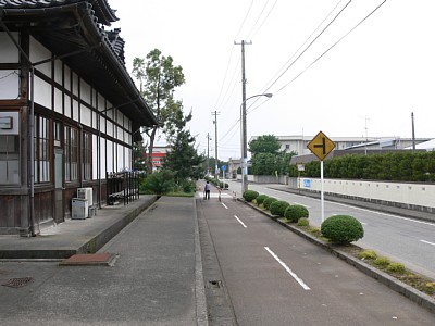 車道と並行して走る廃線跡