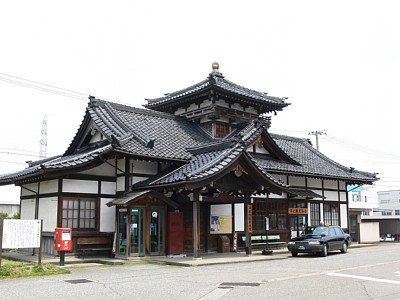 旧井波駅舎は登録有形文化財となっています
