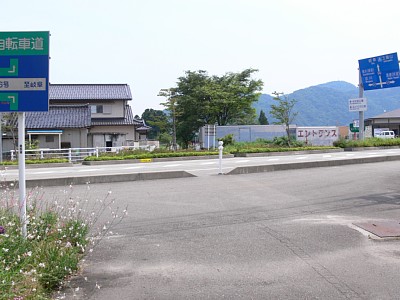 国道156号線と交差すると左へ迂回して渡ります