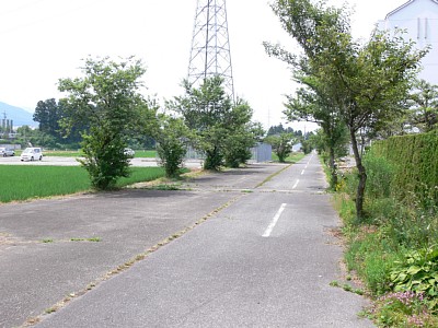 道路の無駄な広さが駅跡の証拠です