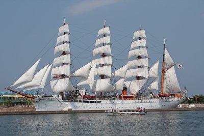 海王丸総帆展帆