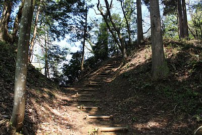 ここは土塁に遮られた堀切から主郭への通路があります