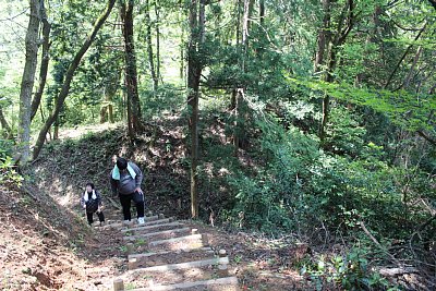 上から見ると堀切と土塁の様子がよくわかります