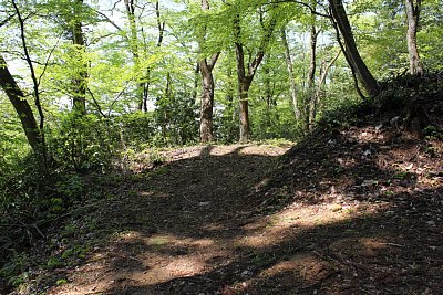 右側には土塁があり、侵入する者の視界を遮ります