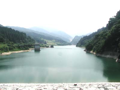 ダム湖と取水塔